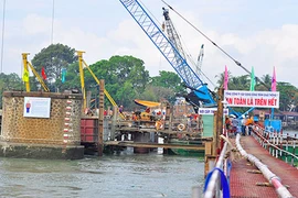 Thứ trưởng Bộ GTVT kiểm tra tiến độ thi công cầu Ghềnh