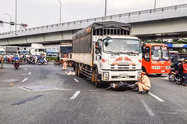 Xe tải ôm cua tông xe máy, một phụ nữ tử vong