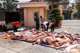 Bắt xe tải chở 1 tấn thịt heo thối vào chợ bán cho công nhân