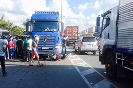 Băng qua đường, một phụ nữ bị container cán chết