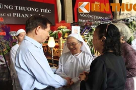 Nguyên Chủ tịch nước Nguyễn Minh Triết viếng NS Phan Huỳnh Điểu