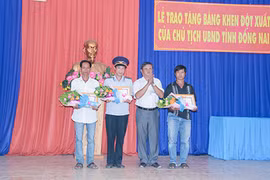 Khen thưởng 2 người đầu tiên thông báo sự cố sập cầu Ghềnh