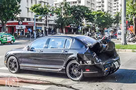 Siêu xe Bentley bị tông biến dạng khi dừng đèn đỏ