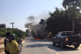 Nữ tài xế khóc nức nở nhìn xe Ford Ranger bốc cháy trơ khung