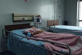 Nam sinh lớp 9 rút dao giấu trong cặp đâm 3 nhát vào đàn anh lớp 12