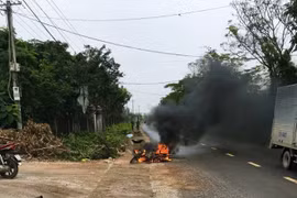 Chém đối thủ trọng thương rồi đốt luôn xe máy