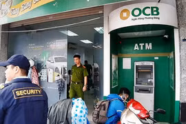 Bịt mặt xông vào trụ ATM của ngân hàng Phương Đông cạy phá lấy tiền
