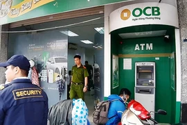 Bịt mặt xông vào trụ ATM của ngân hàng Phương Đông cạy phá lấy tiền