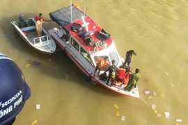 Bỏ lại đôi dép trên cầu, nam thanh niên nhảy xuống sông tự tử