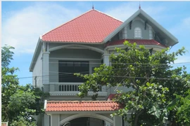 Bỏ biệt thự về ở túp lều vì… sợ "ma ám"?