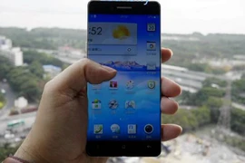 Lộ diện smartphone OPPO R7 không có viền màn hình