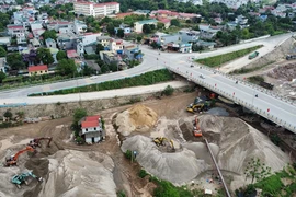 Bãi tập kết vật liệu xây dựng lấn chiếm hành lang ATGT 