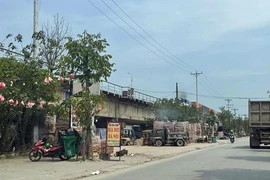 Gầm cầu Thăng Long bị “xẻ thịt”, ai chịu trách nhiệm?