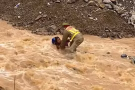 Thượng úy công an dũng cảm lao xuống dòng nước cứu dân