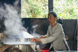 Giữ lửa nghề bánh tráng truyền thống 