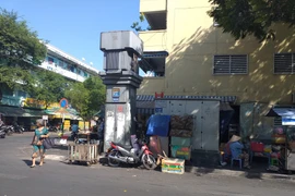 Quán hàng “bủa vây” trạm biến áp, trụ- bốt điện