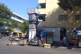 Quán hàng “bủa vây” trạm biến áp, trụ- bốt điện