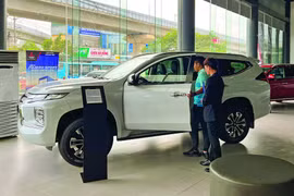 Ô tô mới tồn kho giảm giá hàng trăm triệu đồng