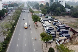 Hà Nội: “Hô biến” đất dự án thành bãi kinh doanh ô tô