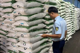 TP HCM: Tạm giữ 2 tấn đường cát nhập lậu