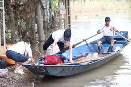 Cuộc sống đảo lộn của người dân ở bãi giữa sông Hồng