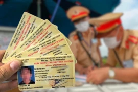 Dùng bằng lái bị trừ hết điểm để tham gia giao thông sẽ bị phạt tiền