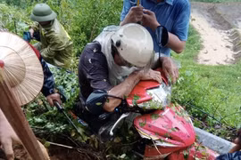 Người đàn ông bị đất lở đè gãy 2 chân ở Bắc Kạn