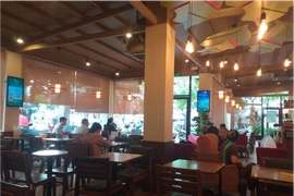 Lắp đặt khung cửa kính, vách tường kính: Cần đảm bảo sự chắc chắn an toàn