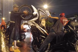 Hàng trăm ôtô, xe máy “chết đứng” sau mưa lớn tại Sài Gòn