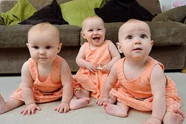 Siêu kute: 3 bé giống nhau phân biệt bằng sơn móng chân