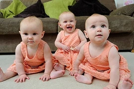 Siêu kute: 3 bé giống nhau phân biệt bằng sơn móng chân