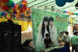 Tưng bừng đám cưới HS lớp 10 con Chủ tịch tại UBND xã