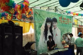 Tưng bừng đám cưới HS lớp 10 con Chủ tịch tại UBND xã