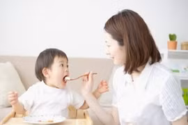 Cách cho con ăn không bị nôn trớ