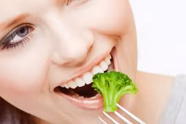 Chuyên gia tiết lộ cách làm trắng răng bằng thực phẩm