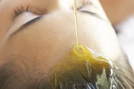 15 loại tinh dầu thiên nhiên giúp tóc nhanh dày và dài