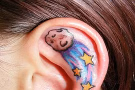 Nổi da gà với thú xăm hình khoe tai