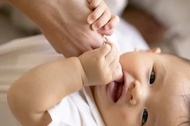 Mẹo giảm đau cho bé khi mọc răng