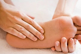 Mẹo chăm sóc gót sen ngày hè