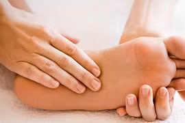 Mẹo chăm sóc gót sen ngày hè