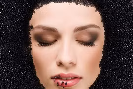 Xa xỉ đắp mặt nạ dưỡng da bằng trứng cá muối đen