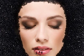 Xa xỉ đắp mặt nạ dưỡng da bằng trứng cá muối đen