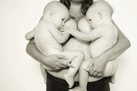 Xúc động với chùm ảnh mẹ sinh đôi cho con bú