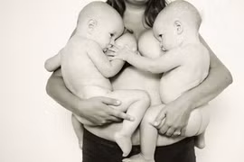 Xúc động với chùm ảnh mẹ sinh đôi cho con bú