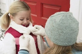 Mẹo giữ ấm chân tay cho trẻ mùa lạnh