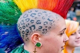 Những cô nàng cạo đầu xăm hình táo bạo