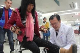 Phẫu thuật kéo dài chân thiếu nữ nhiễm trùng xương