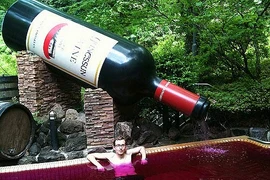 Xa xỉ tắm rượu vang làm đẹp ở Nhật