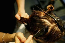 Cận cảnh hấp tóc làm đẹp bằng tinh dịch bò