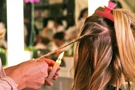 Cận cảnh phương pháp đốt tóc làm đẹp